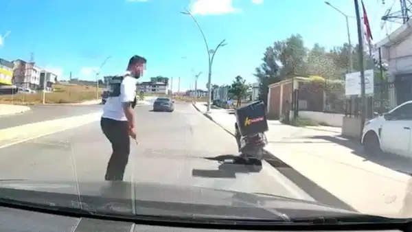 Arnavutköy'de Trafikte Telefon Uyarısı Yapan Sürücüye Saldırı Olayı