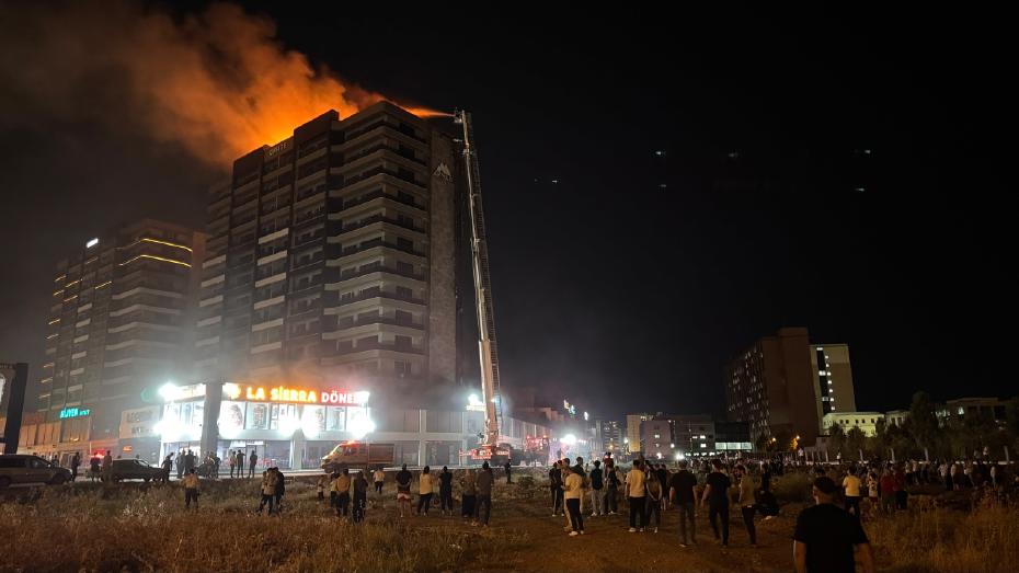 Diyarbakır'da Plaza Yangını: 5 Kişi Dumandan Etkilendi
