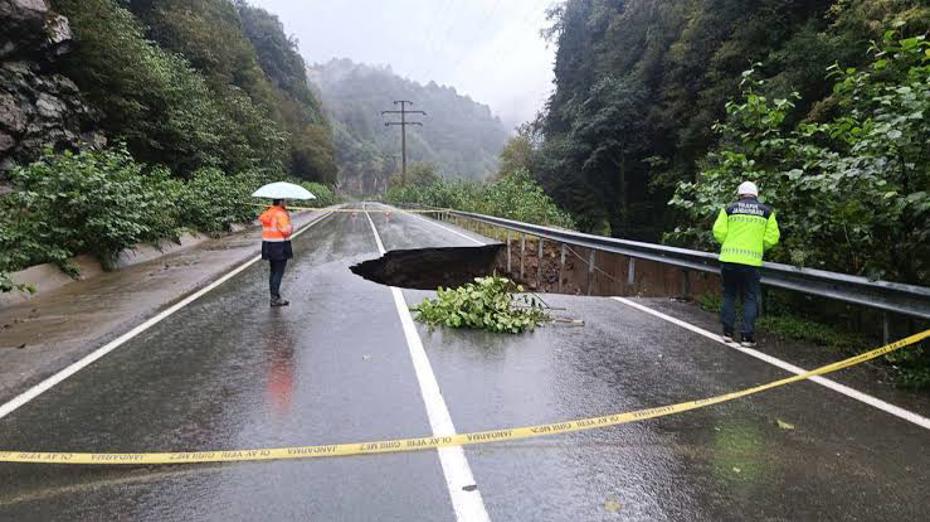 Meteoroloji peş peşe uyardı. Kuvvetli sağanak sel getirebilir, dikkat