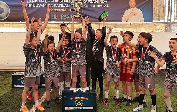 Nevşehir Belediyesi'nin ilkokullar arası 23 Nisan'da düzenlediği suni çim futbol turnuvasında Necip Fazıl Kısakürek İlköğretim Okulu şampiyon oldu – SPOR
