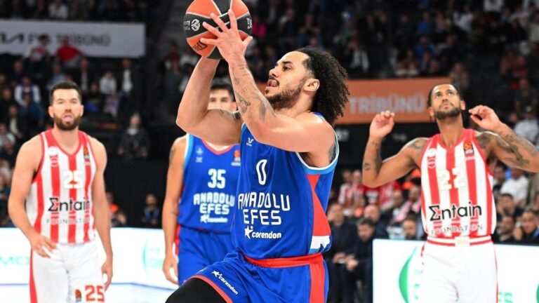 Anadolu Efes pes etmedi, geri döndü ve kazandı