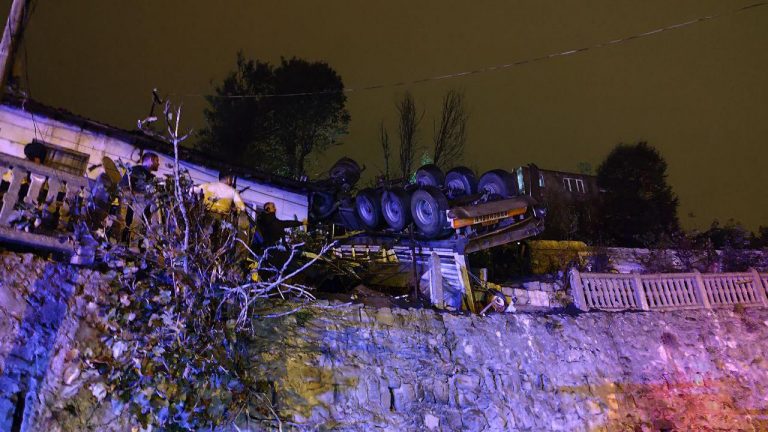 Virajı giremeyen kamyon evin bahçesine uçtu: 1 ölü