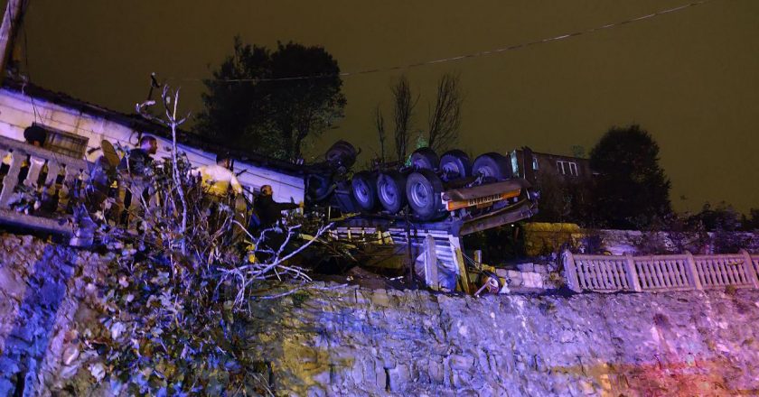 Virajı giremeyen kamyon evin bahçesine uçtu: 1 ölü