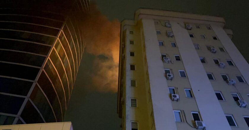 Bursa’da 10 katlı ticari binada yangın