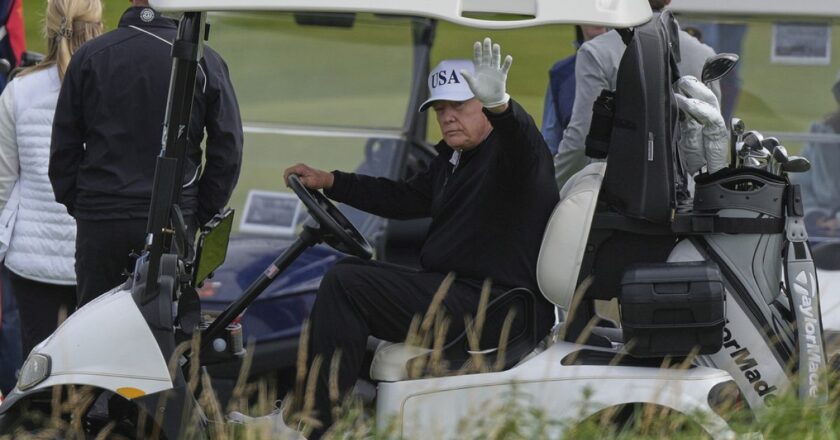Protestolar devam ederken Trump İskoçya'da golf oynadı