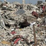 Gazze'deki İsrail saldırısında, enkazda kalan aynı aileden 14 kişi ulaşmaya çalışıyor.