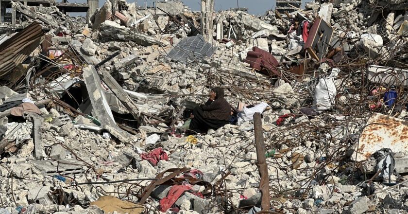 Gazze'deki İsrail saldırısında, enkazda kalan aynı aileden 14 kişi ulaşmaya çalışıyor.