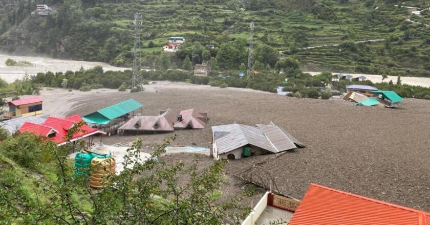 Heyelanda yaklaşık 100 kişi kayboldu, bu da Hindistan'da 4 kişinin ölümüne neden oldu