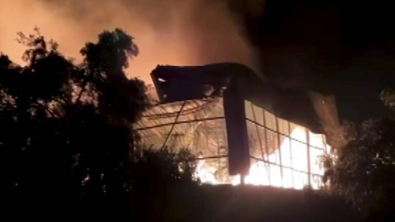 Mersin'deki plastik kasanın deposunda ateş