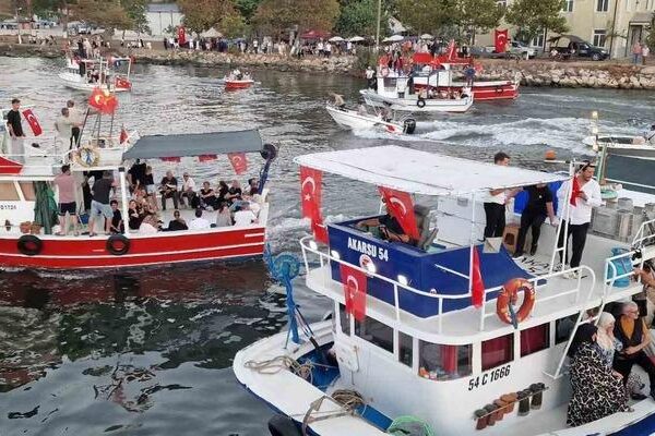 Balıkçılar av sezonunun açılışını teknelerde yakarak kutladılar.