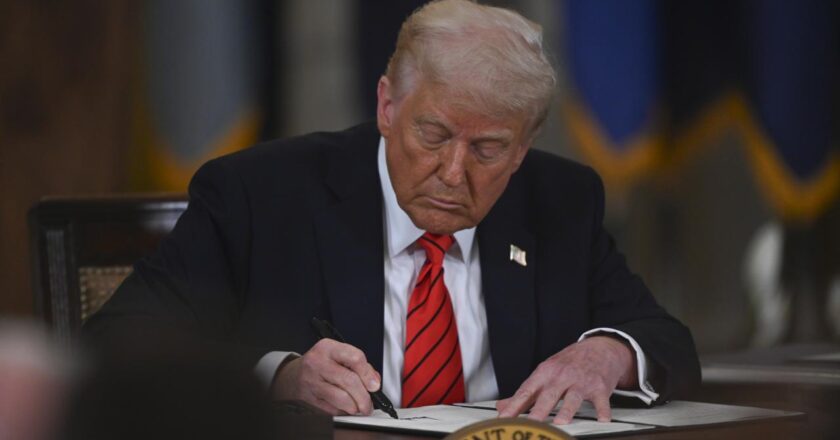 Trump, “H-1B” iş vizesine 100.000 dolarlık bir kayıt ücreti getirecek