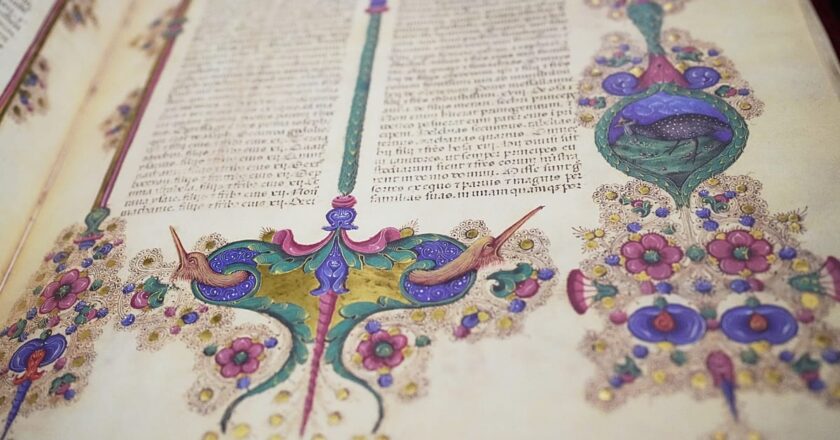 Video. Vatikan'ın Kutsal Yılında sergilenen 15. yüzyıldan kalma nadir resimli İncil