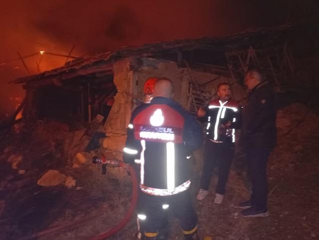 Çorum'da alevlere teslim olan ev, samanlık ve balyalar küle döndü.