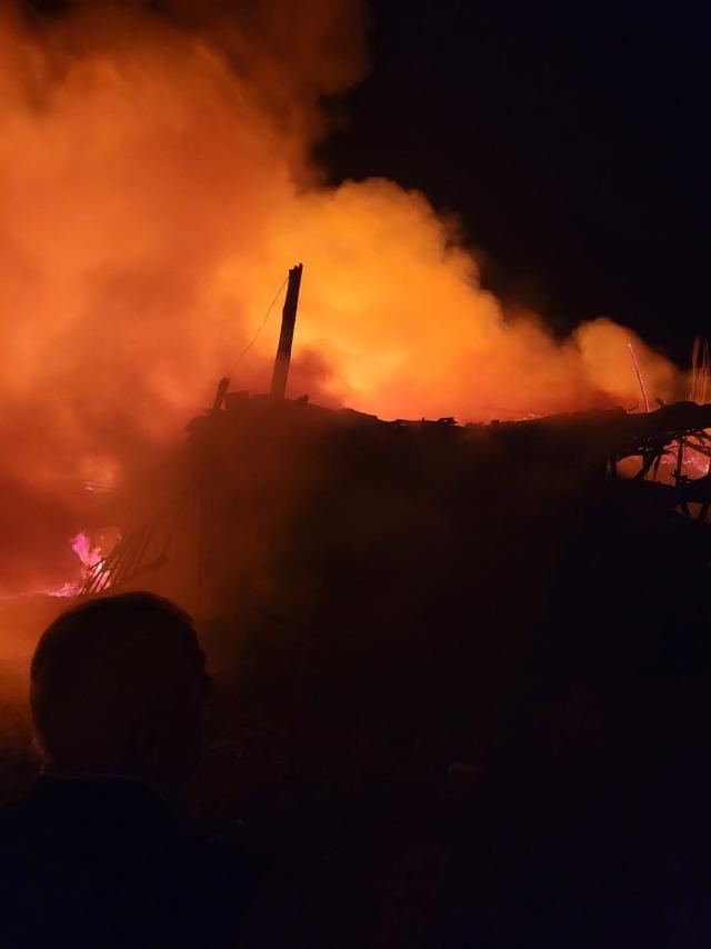 Çorum'da alevlere teslim olan ev, samanlık ve balyalar küle döndü.