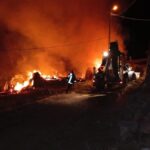 Çorum'da alevlere teslim olan ev, samanlık ve balyalar kül oldu