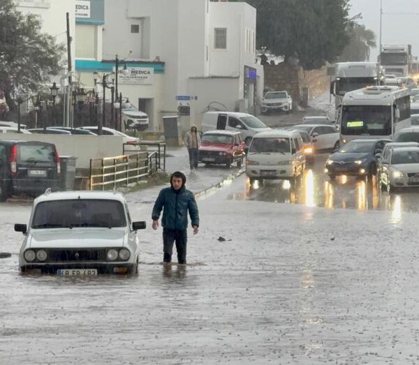 Muğla’da Şiddetli Yağış: Yollar Su İçinde Kaldı, Araçlar Sıkıştı