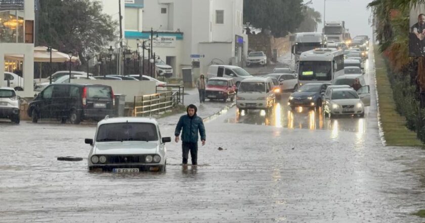Muğla’da Şiddetli Yağış: Yollar Su İçinde Kaldı, Araçlar Sıkıştı
